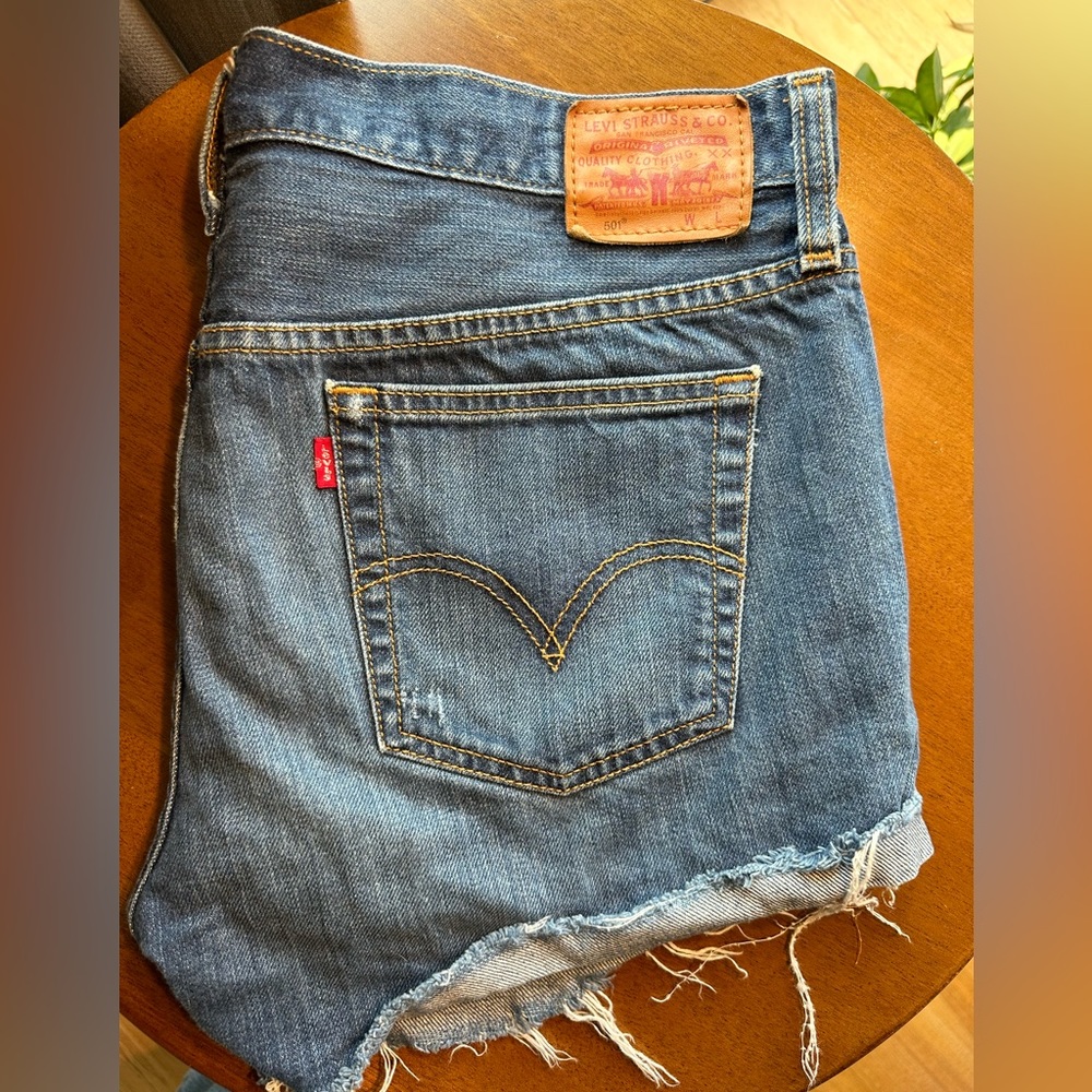 PERFECT cut off Levi shorts!